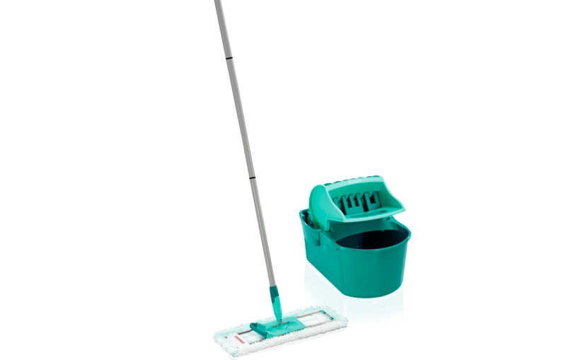 Использование швабры с ведром и отжимом Leifheit Profi Compact при уборке полов с большим содержанием влаги Использование швабры с ведром и отжимом Leifheit Profi Compact при уборке полов с большим содержанием влаги